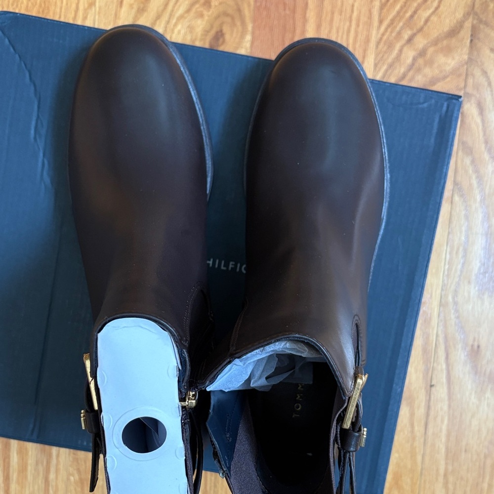 New in box, Tommy Hilfiger Dark Brown Ankle Booties, 8.5 - Picture 2 of 5